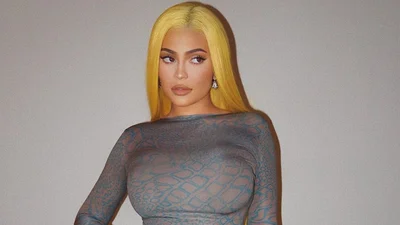 Кайли Дженнер показала фото в бикини, и фаны заметили, что ее формы стали еще пышнее