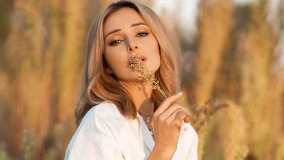 Гаряча Злата Огнєвіч у сукні-сорочці дивує нескромністю