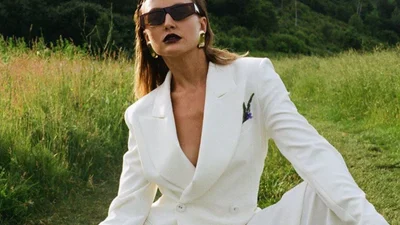 Прикрылась руками: Ева Бушмина в прозрачных колготках покоряет сеть