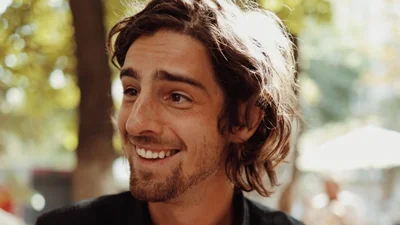 Владимир Дантес неожиданно для всех проколол уши