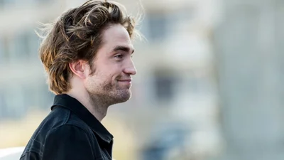 В сеть попало смешное фото Роберта Паттинсона в стиле "гоп-стоп", которое стало мемом