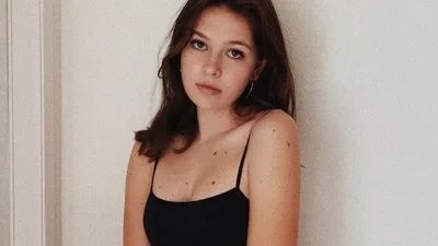 Старша донька Віри Брежнєвої похизувалася розкішним декольте