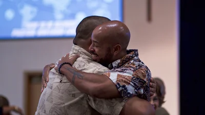 Парень показал реакцию своих родных на внезапные объятия, и это должен попробовать каждый