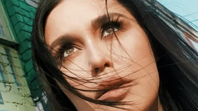 Сексуальная крошка Людмила Барбир похвасталась стройными ножками в откровенном платье