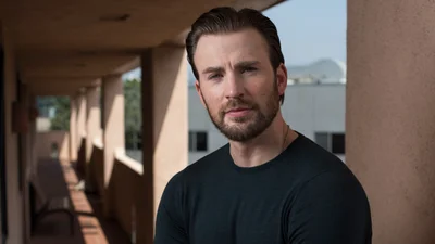 Зірка Marvel Кріс Еванс показав, як робить заднє сальто, але всіх зацікавили його тату