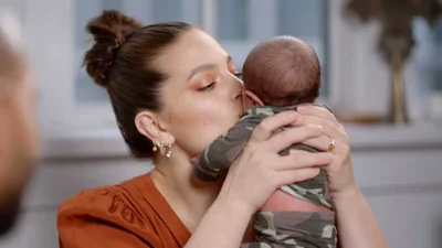 Ешлі Грем зачарувала новими фото з сином, на яких видно її животик у розтяжках