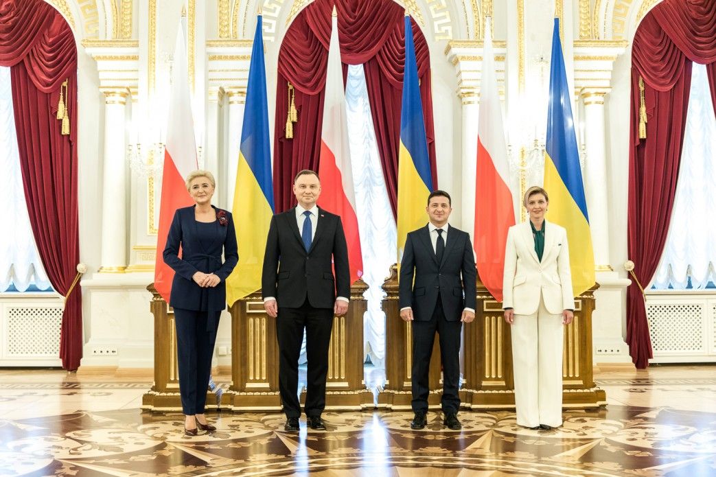 Не изменяет себе: Елена Зеленская украсила любимый образ ярким акцентом - фото 493849