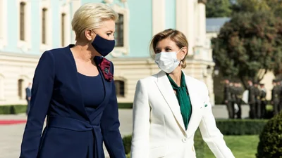 Не изменяет себе: Елена Зеленская украсила любимый образ ярким акцентом