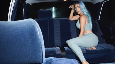 До свого 40-річчя Кім Кардашьян поділилася фото, на яких вилазить із торту в бікіні