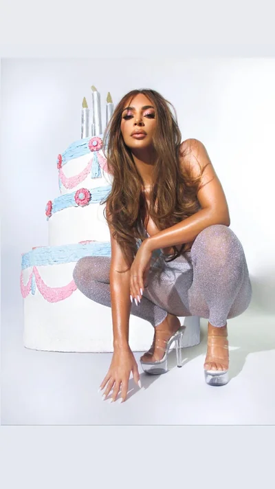 К своему 40-летию Ким Кардашьян поделилась фото, на которых вылезает из торта в бикини - фото 493864