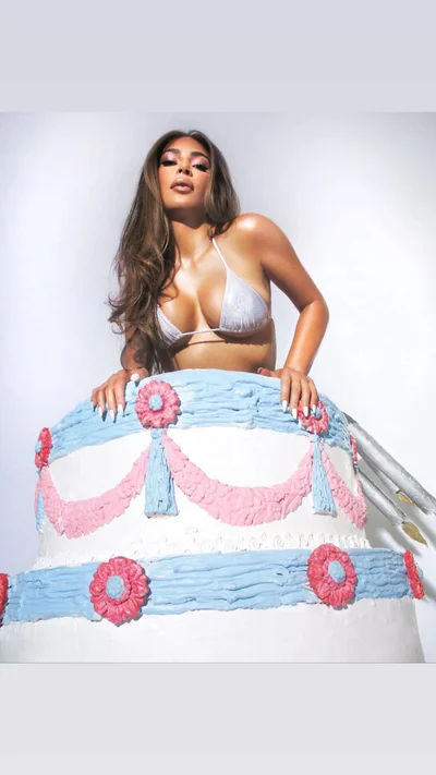К своему 40-летию Ким Кардашьян поделилась фото, на которых вылезает из торта в бикини - фото 493865