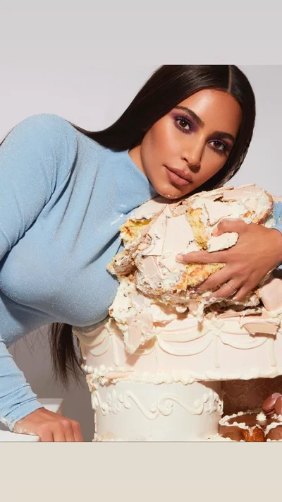К своему 40-летию Ким Кардашьян поделилась фото, на которых вылезает из торта в бикини - фото 493866