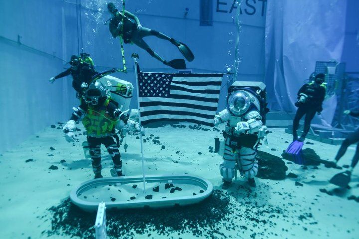 NASA показало скафандры нового поколения для полета на Луну - фото 493941