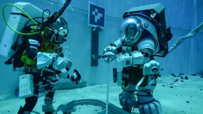 NASA показало скафандры нового поколения для полета на Луну - фото 493942