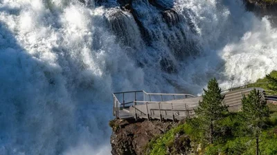 У Норвегії створили міст над водоспадом, але він не для слабкодухих