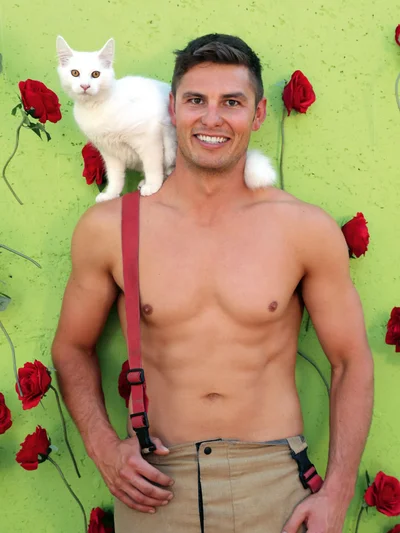 Полуголые горячие австралийские пожарные выпустили новый календарь с милыми животными - фото 494037