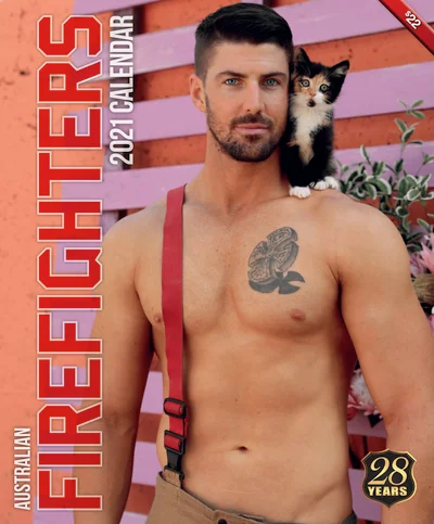 Полуголые горячие австралийские пожарные выпустили новый календарь с милыми животными - фото 494051