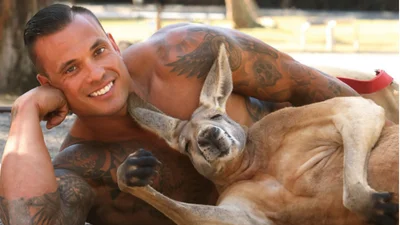Полуголые горячие австралийские пожарные выпустили новый календарь с милыми животными