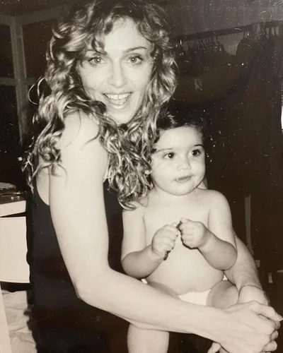 Мадонна тронула черно-белым фото с маленькой дочкой - фото 494129