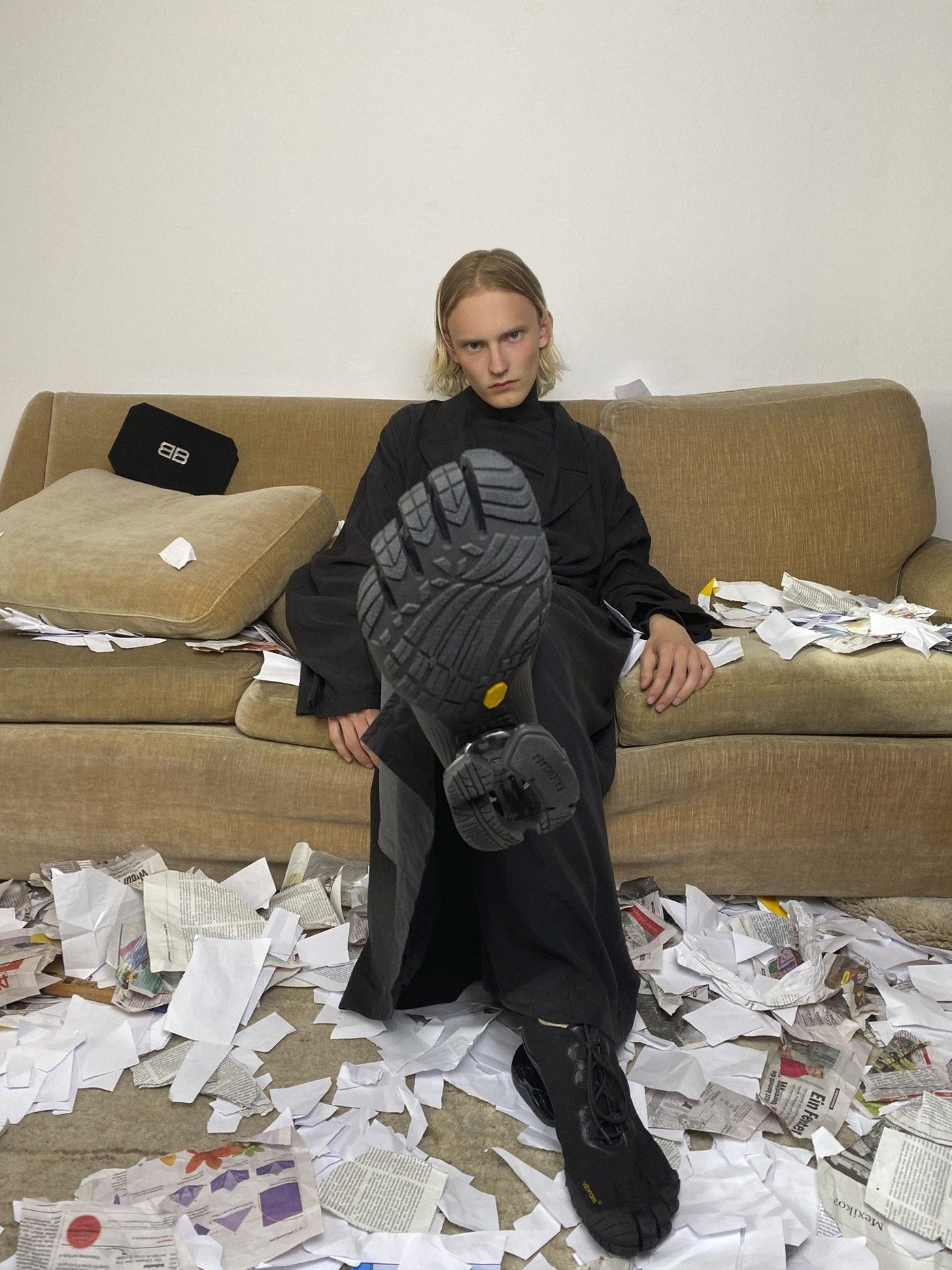 Наче рукавичка: Balenciaga створили взуття на всі п'ять пальців - фото 494144