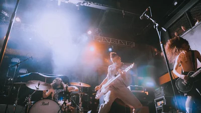 Рок-группа отыграла концерт в резиновых шарах, чтобы не заразиться коронавирусом