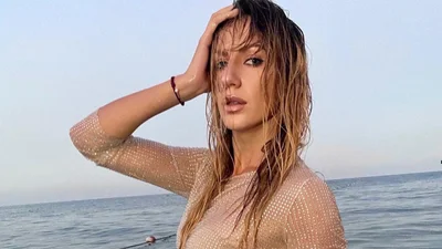 Горячая штучка Леся Никитюк соблазняет ножками в смелом мини