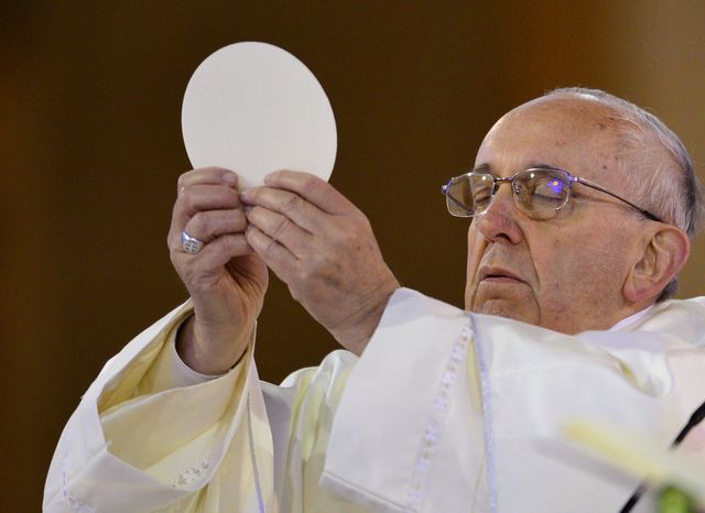 Забавна фотка з Папою Римським стала мемом, який доводить до істерики - фото 494501