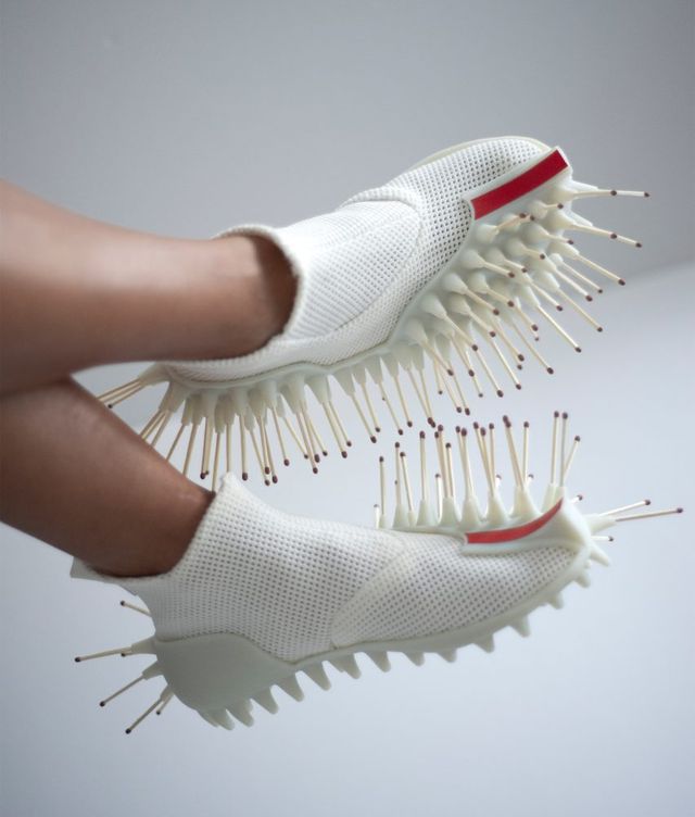 Создали обувь, в которой можно хранить тампоны, спички и другие безделушки - фото 494561