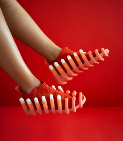 Создали обувь, в которой можно хранить тампоны, спички и другие безделушки - фото 494563