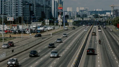 Амфитеатр с причалом: на столичных Позняках строят уникальный парк