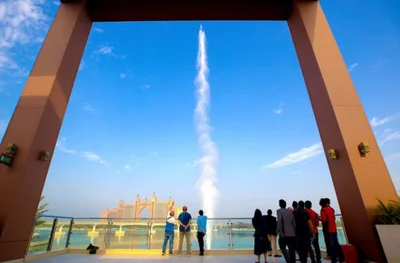 В ОАЭ открыли самый большой в мире музыкальный фонтан, от которого перехватывает дыхание - фото 495123