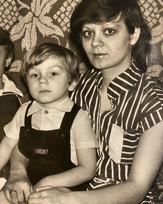 На руках у мами: ти не впізнаєш у цьому маленькому хлопчику Андре Тана - фото 495260