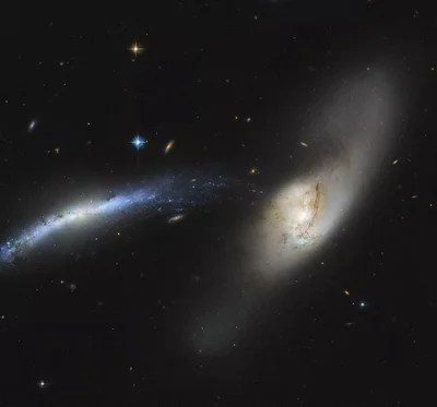Зрелищно: телескоп Хаббл показал, как одна галактика поглощает другую - фото 495298
