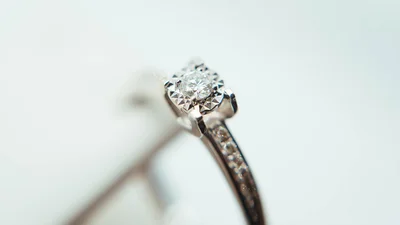 Ювелир создал кольцо с наибольшим количеством бриллиантов, и это невероятная роскошь