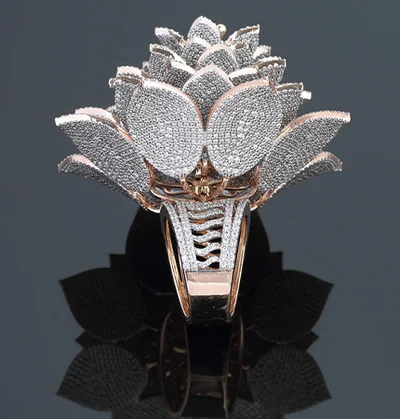 Ювелир создал кольцо с наибольшим количеством бриллиантов, и это невероятная роскошь - фото 495411