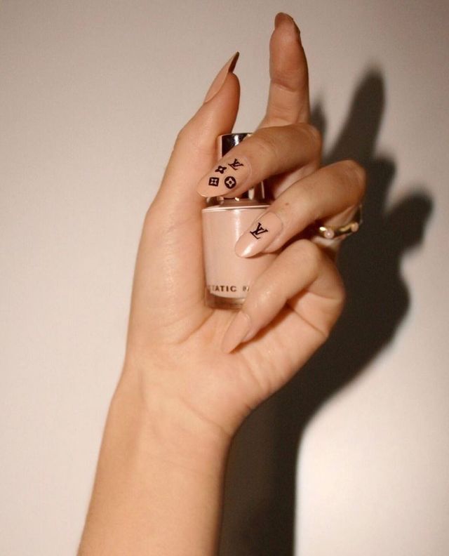 Опять за старое: накладные ногти - модная фишка этого сезона - фото 495513