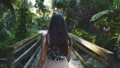 Дівчина показує смішними фото, як відрізняються подорожі в 2019 і 2020 роках