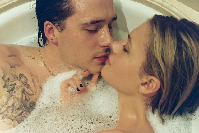 Бруклін Бекхем і Нікола Пельтц відсвяткували першу річницю еротичними фото у ванній - фото 495849