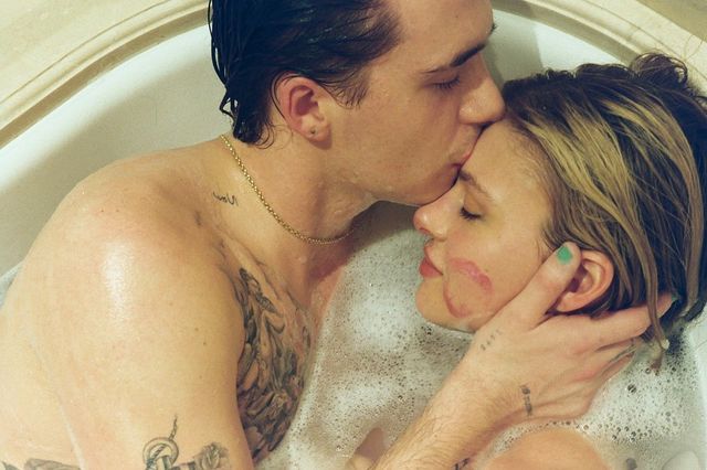 Бруклин Бекхэм и Никола Пельтц отпраздновали первую годовщину эротическими фото в ванной - фото 495850