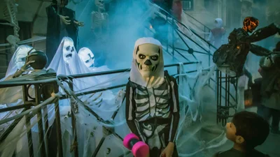 Девушка украсила дом к Хэллоуину скелетами, танцующими стриптиз, но не все оценили это