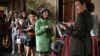 Стильные образы Эмили в Париже, которые может повторить каждая