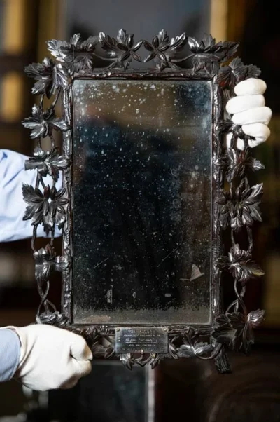 Дзеркало із вбиральні британської сім'ї оцінили в 367 тисяч гривень - фото 496022