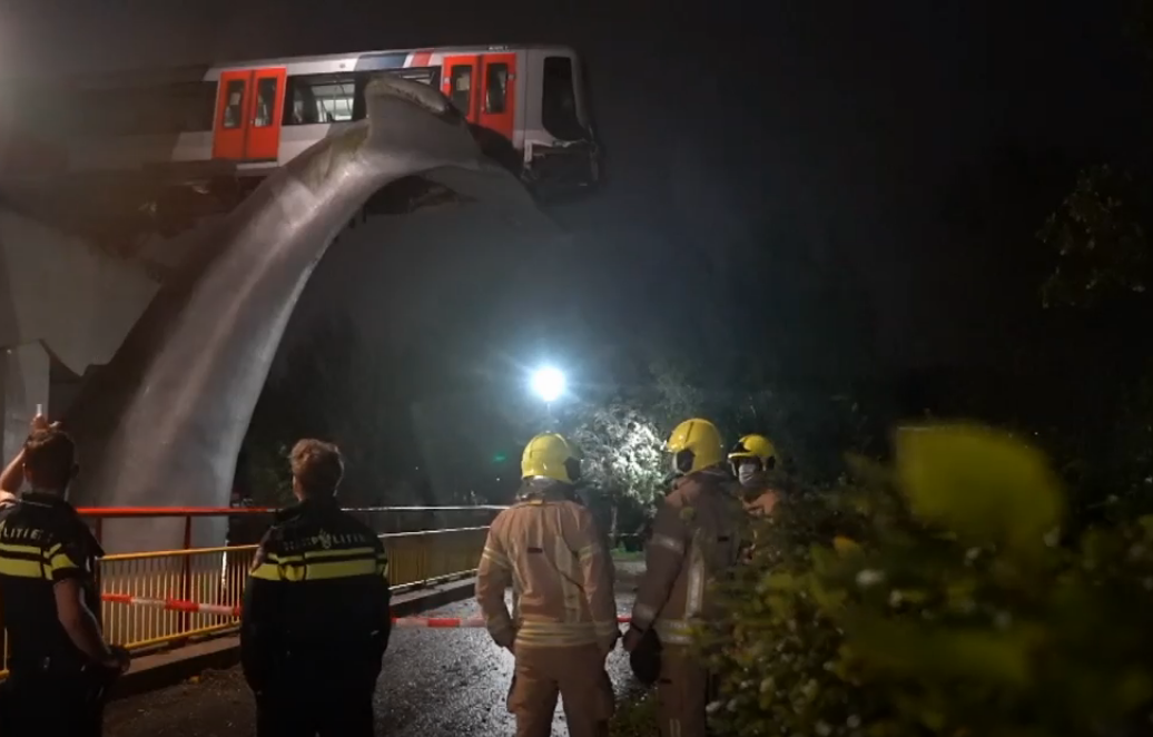 Вражаюче видовище: у Нідерландах потяг врятувався від падіння у воду завдяки 'хвосту кита' - фото 496046