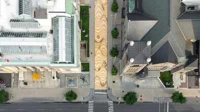 В Канаді створили вулицю-ілюзію, що переносить людей у пустелю