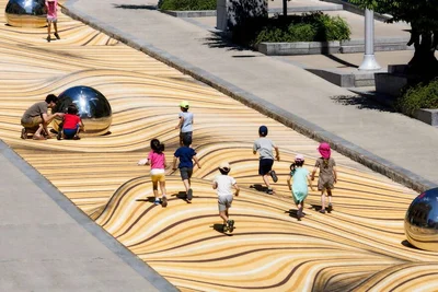 В Канаді створили вулицю-ілюзію, що переносить людей у пустелю - фото 496281