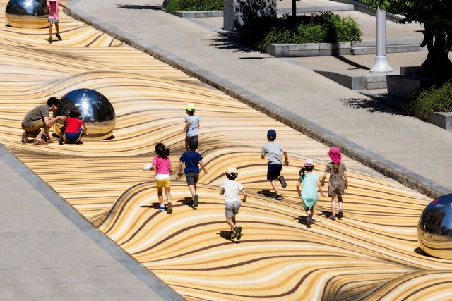 В Канаде создали улицу-иллюзию, что переносит людей в пустыню - фото 496281