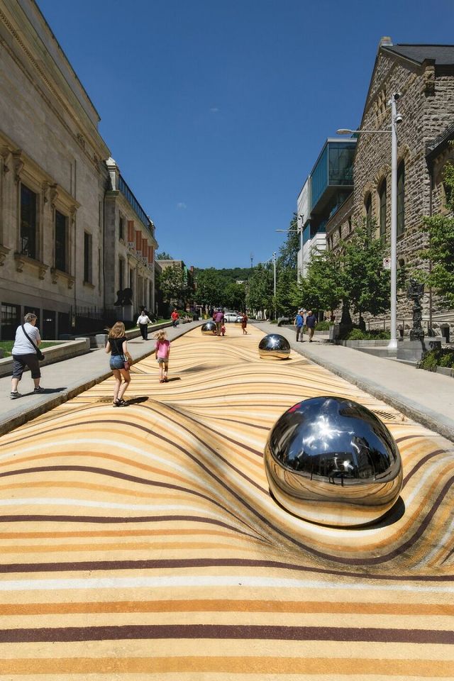В Канаде создали улицу-иллюзию, что переносит людей в пустыню - фото 496284