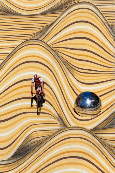 В Канаді створили вулицю-ілюзію, що переносить людей у пустелю - фото 496286