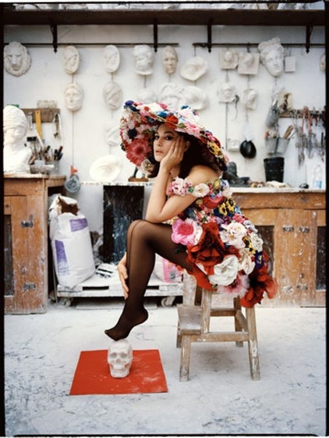 Моніка Беллуччі знялася для Vogue у розкішних сукнях від D&G - фото 496323