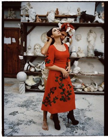 Моника Беллуччи снялась для Vogue в роскошных платьях от D&G - фото 496325